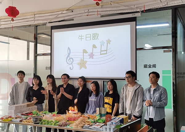 相親相愛(ài)一家親，祝深度網(wǎng)家人們生日快樂(lè)!